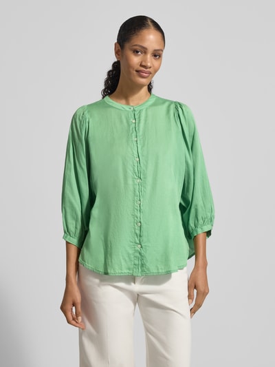 Frauenmodel trägt Regular Fit Bluse mit Rundhalsausschnitt Modell 'FAVIOLA' von 0039 Italy aus reiner Baumwolle in Grün, 3/4-Arm, Ganzkörperansicht von vorne.