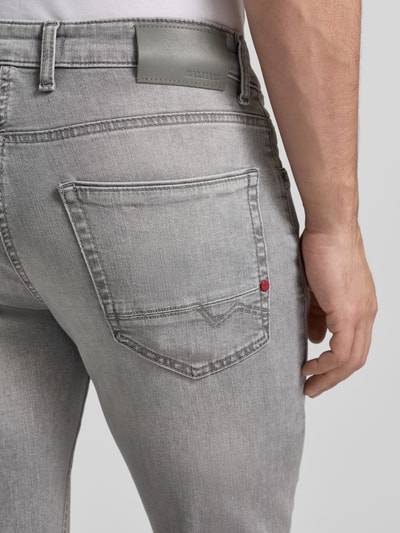 Männermodel trägt Jeans mit 5-Pocket-Design von MAC in Grau, Baumwoll-Mix mit Stretch, gerader Schnitt, Nahaufnahme Rückansicht.