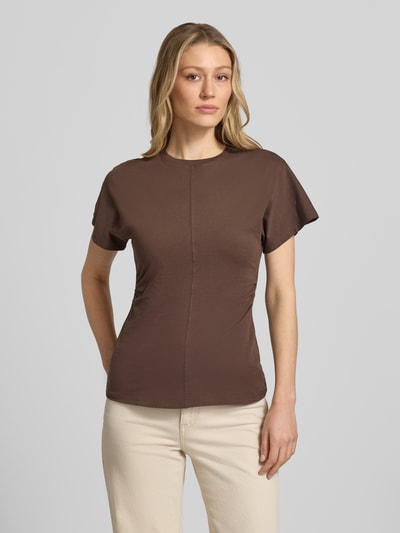 Vrouwenmodel draagt T-shirt uit katoen met ronde hals, slim fit, deelnaad, ruglengte maat S 61 cm van Jake*s Casual, vooraanzicht bovenlichaam