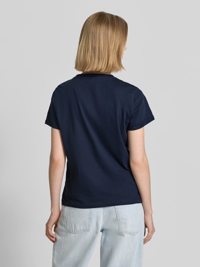 Frauenmodel trägt Regular Fit T-Shirt aus reiner Baumwolle von Tom Tailor in Optik: Unifarben, kurzarm, Jersey, Ganzkörperansicht Rückansicht.