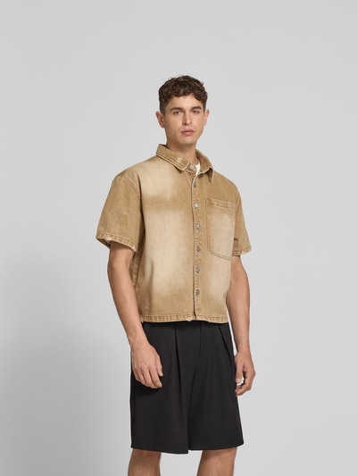 Männermodel trägt Regular Fit Freizeithemd aus Baumwolle von Don’t Waste Culture in Distressed-Optik, beige, Kurzarm, Ganzkörperansicht von vorne.