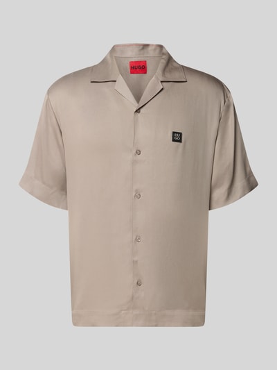 Produktfoto, Relaxed Fit Freizeithemd aus reinem Lyocell Modell 'ESPINO' von HUGO in Beige, unifarben, Twill-Struktur, Resortkragen, kurze Ärmel, Logo-Patch, durchgehende Knopfleiste, einreihiger Verschluss, Rückenpasse.