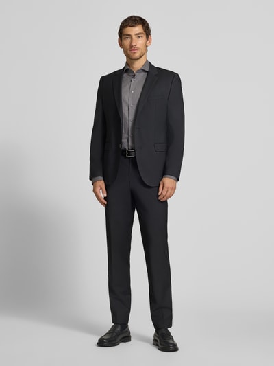 Männermodel trägt Regular Fit Business-Hemd mit Haifischkragen von Christian Berg Men, grau, reine Baumwolle, Ganzkörperansicht von vorne.