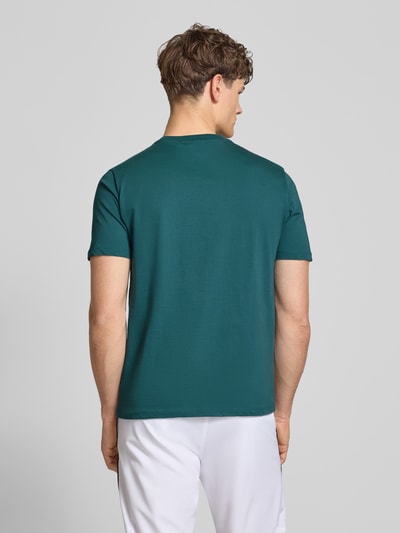 Männermodel trägt Regular Fit T-Shirt mit Logo-Print von SERGIO TACCHINI in Dunkelgrün, reine Baumwolle, Rückenansicht, Ganzkörperansicht Rückansicht.