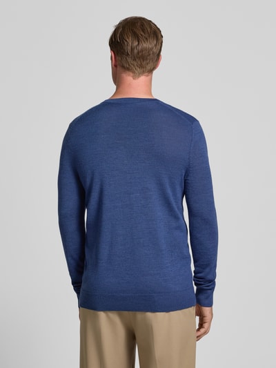 Christian Berg Men Sweter z dzianiny z mieszanki wełny merino z dekoltem w serek Jeansowy niebieski melanż 5