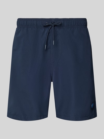Produktfoto, dunkelblaue Badehose mit Label-Patch Modell 'Mike' von Shiwi, elastischer Bund, Gesäßleistentasche, glatte Textur
