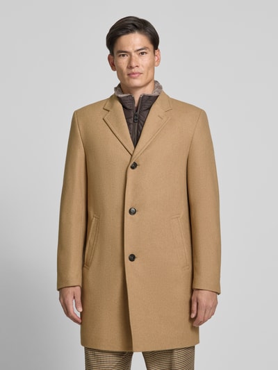 Männermodel trägt Regular Fit Mantel aus Woll-Mix von HECHTER PARIS in Beige mit Reverskragen und Knopfleiste, Ganzkörperansicht von vorne. Rückenlänge 95 cm, Schulterbreite 43 cm, Brustweite 57 cm, Ärmellänge 67 cm.