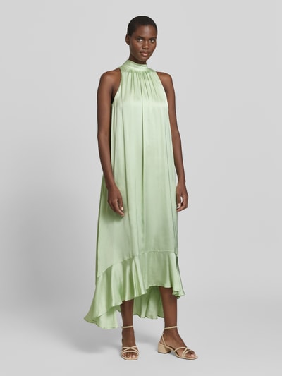Frauenmodel trägt Relaxed Fit Abendkleid aus reiner Viskose Modell 'C_DAIRA' von BOSS Orange in Hellgrün, Satin, unifarben, ausgestellte Form, hochgeschlossen, ärmellos, Neckholder, lang, verdeckter Reißverschluss, Ganzkörperansicht von vorne.