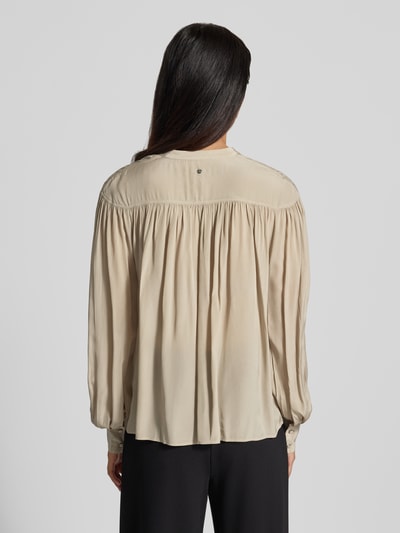 Frauenmodel trägt Regular Fit Langarmbluse aus reiner Viskose Modell 'C_Bethena' von BOSS Orange in Creme mit lockerer Textur, Ganzkörperansicht Rückansicht.