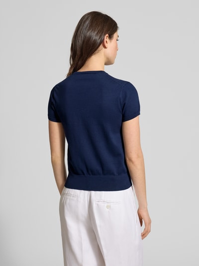 Frauenmodel trägt Regular Fit Kurzarmpullover aus Baumwoll-Mix von Polo Ralph Lauren in Dunkelblau, elastischer Stoff, Logo-Stitching, Ganzkörperansicht Rückansicht.