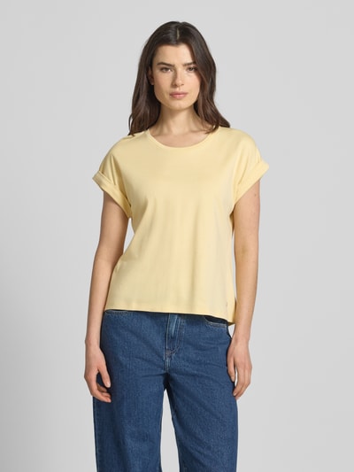 Frauenmodel trägt T-Shirt mit Rundhalsausschnitt von monari in sanftem Gelb, Reine Baumwolle, Regular-Fit, Ärmel mit Aufschlag, Rückenlänge 59 cm bei Größe 36, Ganzkörperansicht von vorne.