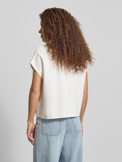 Modelka nosi Regular Fit Poloshirt aus reiner Baumwolle von Marc O'Polo Denim, efekt: jednolity kolor, krój regular fit, naszywka z logo, kołnierzyk polo, dekolt w serek, zapięcie: krótka listwa guzikowa, rękaw: krótki rękaw, wykończenie materiału: pika, materiał: bawełna, widok sylwetki z tyłu