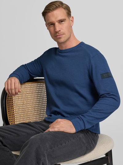 Männermodel trägt Regular Fit Langarmshirt aus Baumwoll-Mix von Tom Tailor, Optik: Unifarben, Waffel-Struktur, Nahaufnahme Oberkörper.