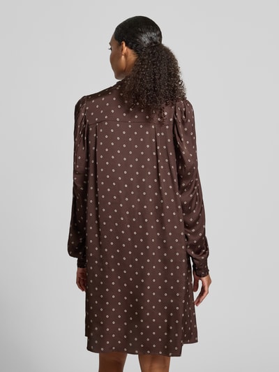 Vrouwenmodel draagt Loose Fit vrijetijdsjurk van pure viscose van Jake*s Casual, donkerbruin met witte stippen, volledig van achteren.
