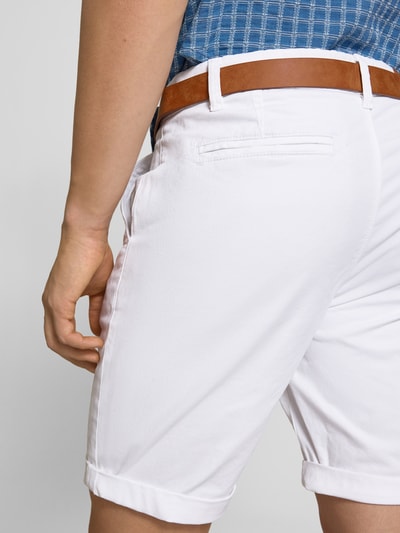 Männermodel trägt Shorts mit Gürtel Modell 'MIKE' von Redefined Rebel, weiße Farbe, Gesäßtaschen, Detailaufnahme Rückansicht.