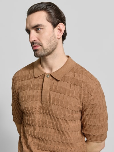 Männermodel trägt Regular Fit Poloshirt mit Strukturmuster von Scotch & Soda aus reiner Baumwolle, Polokragen, Knopfleiste, Nahaufnahme Oberkörper.