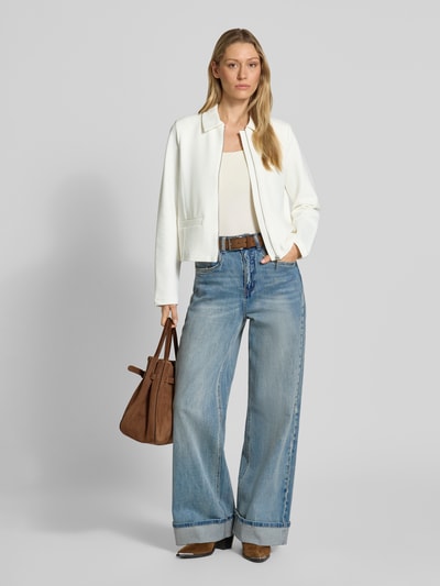 Frauenmodel trägt Regular Fit Kurzblazer aus Baumwoll-Mix von Tom Tailor, Optik: Unifarben, Strukturiert, Umlegekragen, Reißverschluss, Langarm, Paspeltaschen, Materialverarbeitung: Ripp, Ganzkörperansicht von vorne.