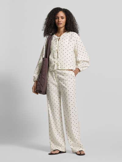 Frauenmodel trägt Stoffhose mit Schleifen-Detail von Jake*s Casual, cremefarben mit schwarzen Punkten, lockerer Schnitt, Ganzkörperansicht von vorne.