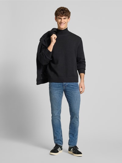 Männermodel trägt Slim Fit Jeans mit 5-Pocket-Design Modell 'GLENN' von Jack & Jones in Blau, Bio-Baumwoll-Mix, Ganzkörperansicht von vorne
