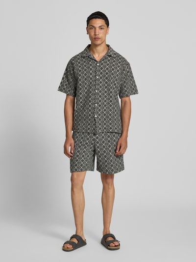 Männermodel trägt Shorts im Allover-Look mit Kordelzug Modell 'CARLOS' von Redefined Rebel, Reine Baumwolle, Regular-Fit, Ganzkörperansicht von vorne.