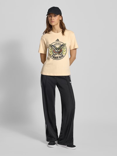 adidas Sportswear T-Shirt mit Motiv-Print und Rundhalsausschnitt Beige 1