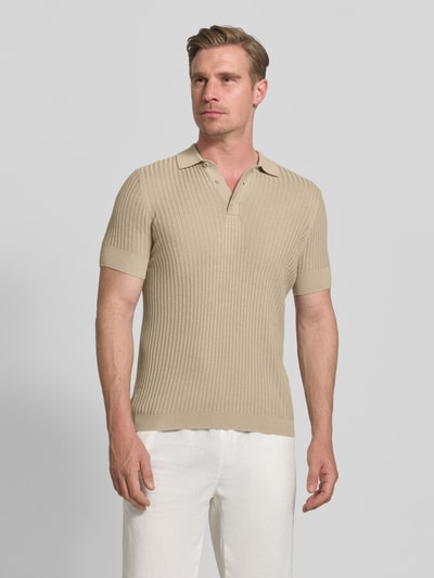 Männermodel trägt Slim Fit Poloshirt aus Viskose-Mix von Antony Morato in Strick-Optik, beige, Polokragen, Kurzärmelig, Ganzkörperansicht von vorne. Rückenlänge bei Größe M: 68 cm, Leinen-Mix.