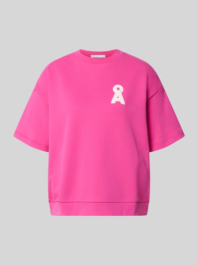 Produktfoto, Oversized Sweatshirt aus reiner Baumwolle Modell 'BAMIKAA' von Armedangels in kräftigem Pink, Optik: Unifarben, Materialverarbeitung: Sweat, Applikation: Logo-Stitching, Passform: Oversized, Kragenform: Rundhals, Ärmelform: Kurzarm.