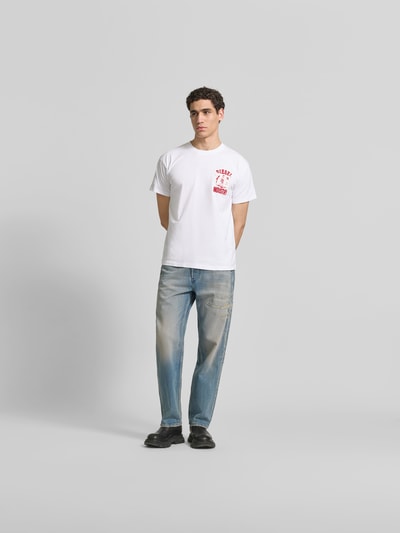 Männermodel trägt Relaxed Fit Jeans aus reiner Baumwolle von Diesel, blauer Destroyed-Look, 5-Pocket-Design, Ganzkörperansicht von vorne.
