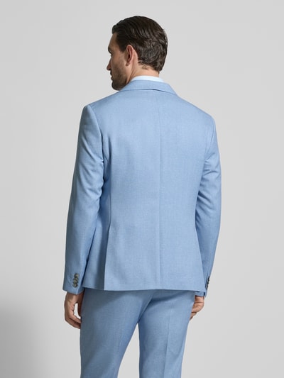 Männermodel trägt Sakko mit Pattentaschen Modell 'NICK' von Zuitable in Hellblau, Material-Mix mit Viskose-Anteil, Ganzkörperansicht Rückansicht.