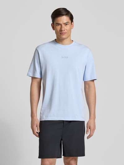 Männermodel trägt Regular Fit T-Shirt aus reiner Baumwolle Modell 'TEE 10' von BOSS Green, unifarben, Rundhals, Ganzkörperansicht von vorne