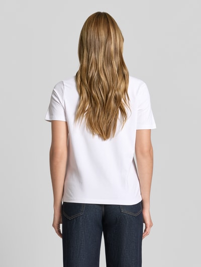 Frauenmodel trägt T-Shirt mit Motiv-Print von comma, weiß, Regular Fit aus Baumwoll-Mix mit Modal, Ganzkörperansicht Rückansicht.