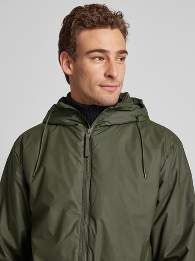 RAINS Jacke mit Zweiwege-Reißverschluss Modell 'LOHJA' Oliv 3