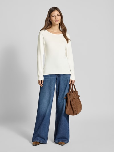 Vrouwenmodel draagt Regular Fit Langarmshirt aus Baumwoll-Viskose-Mix van s.Oliver RED LABEL, look: effen, gebreid, romige kleur, rolzoom, ronde hals, Ganzkörperansicht van voren