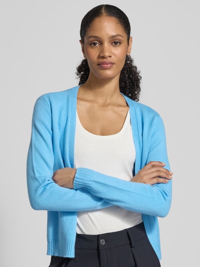 Frauenmodel trägt Regular Fit Cardigan aus Viskose-Mix Modell 'Viril' von Vila in hellblau, Strick-Optik, Nahaufnahme Oberkörper. Rückenlänge 54 cm, Ärmellänge 62 cm, elastische Abschlüsse.