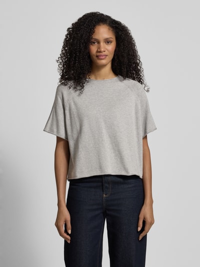 Vrouwenmodel draagt gebreid shirt van katoen en kasjmier, relaxed fit, model 'MOENY' van Drykorn, grijs, opstaande kraag, dames, voorkant volledige lichaamsweergave.