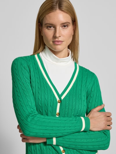 Vrouwenmodel draagt 'Strickjacke mit V-Ausschnitt' van Christian Berg Woman, groen met witte accenten, katoenmix, regular fit, geribde boorden, knoopsluiting, close-up bovenlichaam.