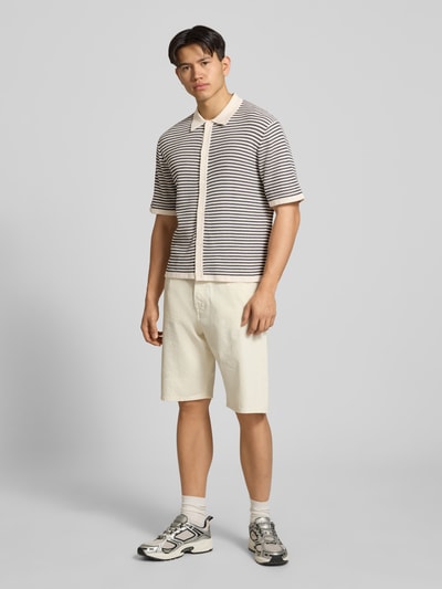Männermodel trägt Regular Fit Freizeithemd mit 1/2-Arm von Jack & Jones aus Reiner Baumwolle, Polokragen, Knopfleiste, Ganzkörperansicht von vorne.