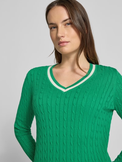 Vrouwenmodel draagt Slim Fit Longsleeve in Strick-Optik van Christian Berg Woman in groen met V-hals, katoenmix, elastische boorden, structuurpatroon, detailopname bovenlichaam.