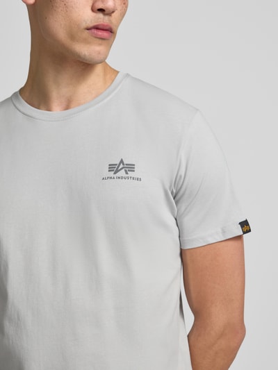 Männermodel trägt Herren T-Shirt mit Label-Details Modell 'BASIC' von Alpha Industries in Weiß, Reine Baumwolle, Gerader-Schnitt, Nahaufnahme Oberkörper.