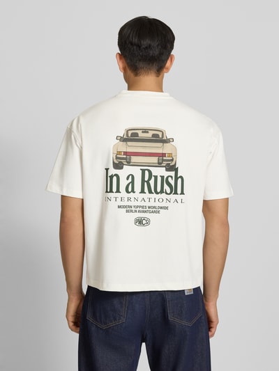 Männermodel trägt weißes T-Shirt mit rückseitigem Print Modell 'Oldtimer Race Tee' von PROHIBITED aus Baumwolle, Ganzkörperansicht Rückansicht.