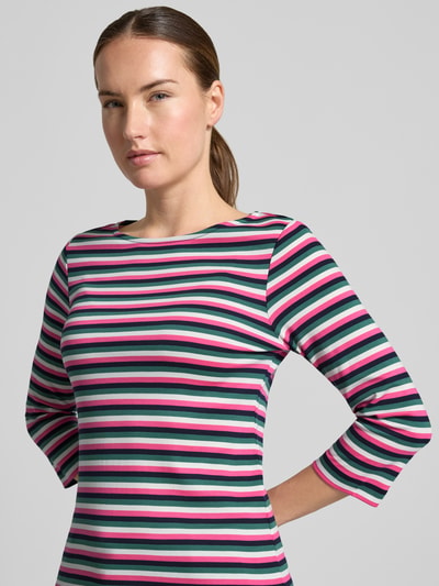 Frauenmodel trägt Longsleeve mit 3/4-Arm von Christian Berg Woman, gestreiftes Muster in Pink, Grün, Weiß, reine Baumwolle, Nahaufnahme Oberkörper.