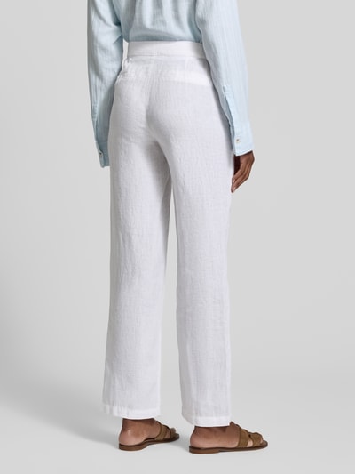 Frauenmodel trägt Straight Fit Leinenhose mit elastischem Bund von Fynch-Hatton in Weiß, Paspeltaschen, reine Leinen, Ganzkörperansicht Rückansicht.