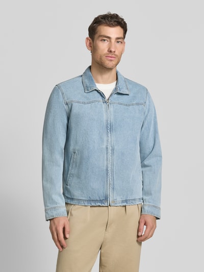 Männermodel trägt helle Jeansjacke mit Reißverschluss Modell 'REILLY' von khujo aus Baumwolle, gerader Schnitt, Nahaufnahme Oberkörper.
