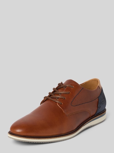 Produktfoto, Schnürschuhe aus echtem Leder von BULLBOXER in Braun mit schmaler Passform, Schnürverschluss, leicht profilierter Sohle, Absatzhöhe 2 cm, Schafthöhe 8 cm, Schaftweite 10 cm, strukturierte Oberfläche, weiße Sohle.