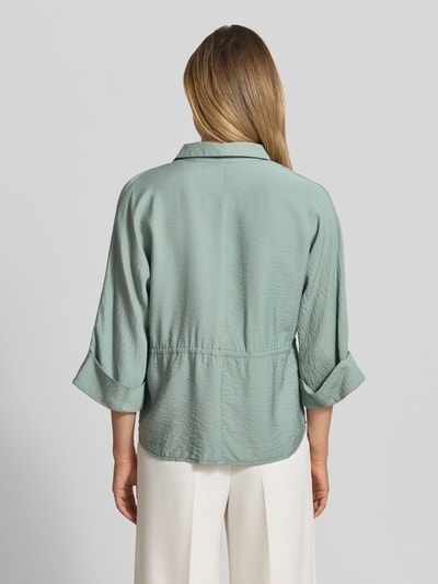 Männermodel trägt Relaxed Fit Bluse aus Viskose-Mix mit Umlegekragen von Betty Barclay, 3/4-Arm, Tunnelzug, Ganzkörperansicht Rückansicht