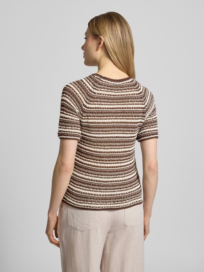 Frauenmodel trägt Strickshirt im Allover-Look mit Rollsaum von Jake*s Casual aus Baumwoll-Mix, Regular-Fit, Querstreifen, Rückansicht.