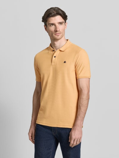 Męski model nosi Poloshirt mit Logo-Stitching Modell 'PERFORMANCE' od Lerros, bawełniany miks, krój regular fit, pomarańczowy, przód, półzbliżenie.