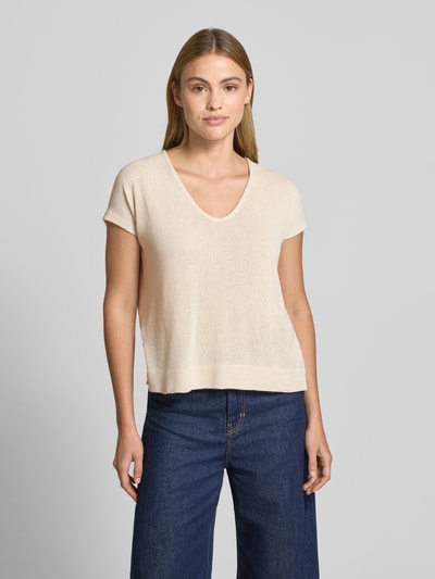 Vrouwenmodel draagt T-shirt uit viscosemix met V-hals model 'SIRUKUS' van OPUS in relaxed fit, dames T-shirt, beige tint, ruglengte bij maat 36: 50 cm, vooraanzicht volledig lichaam