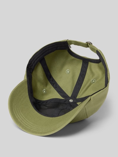 Produktfoto, Basecap aus reiner Bio-Baumwolle Modell 'YENAAS' von Armedangels, zielono-oliwkowy materiał, logo, regulowany pasek, jednolita faktura