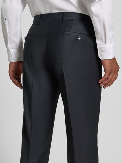 Männermodel trägt Slim Fit Anzug aus Woll-Mix in unifarbenem Design von Roy Robson, glatte Textur, dunkle Farbe, Nahaufnahme Rückansicht.